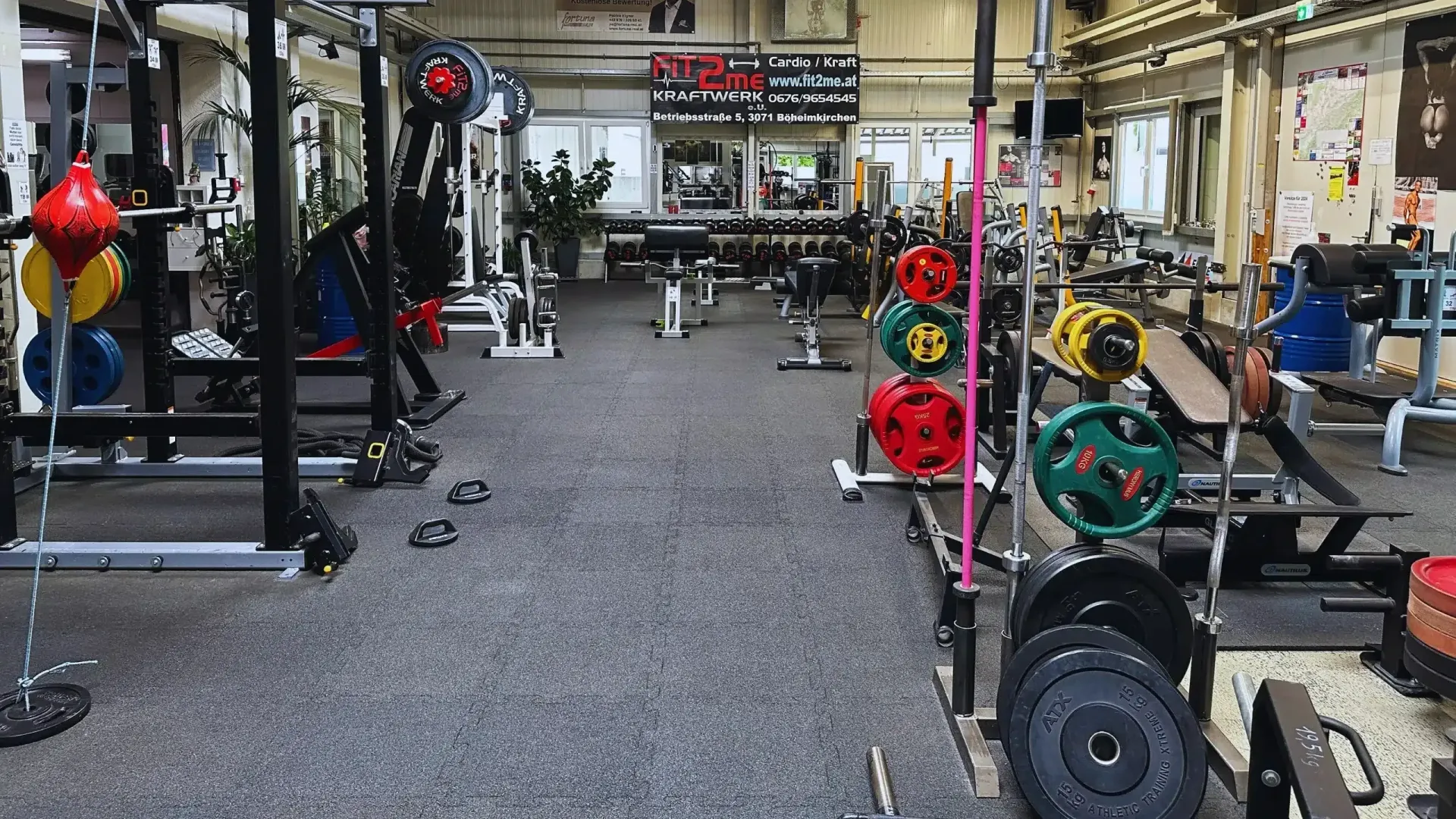 Young man performing a deadlift in the FIT2ME Kraftwerk gym, embodying strength and focused training on 650sqm.