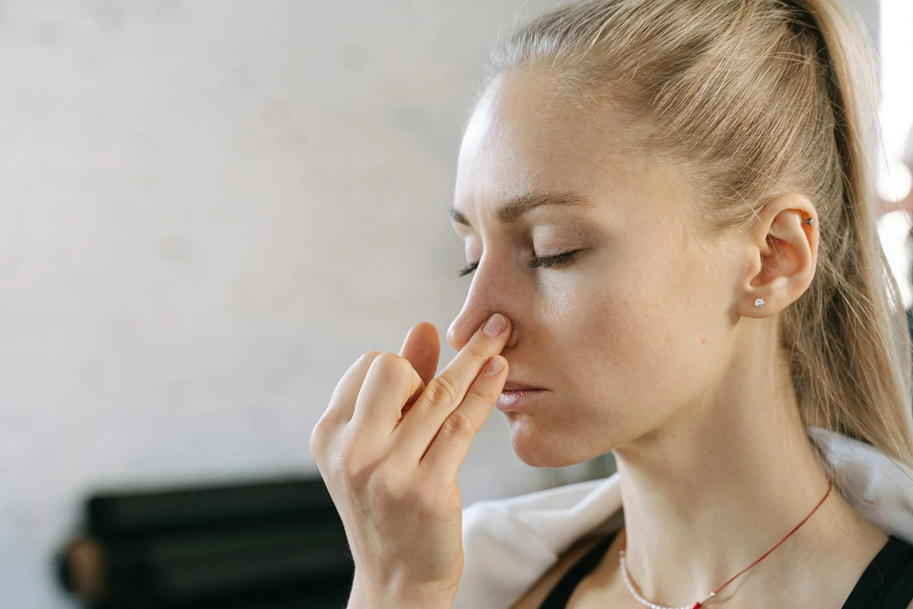 woman counting breathing fingers